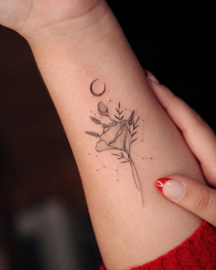 1. Ein Schütze-Tattoo mit Blumen und einem Mond