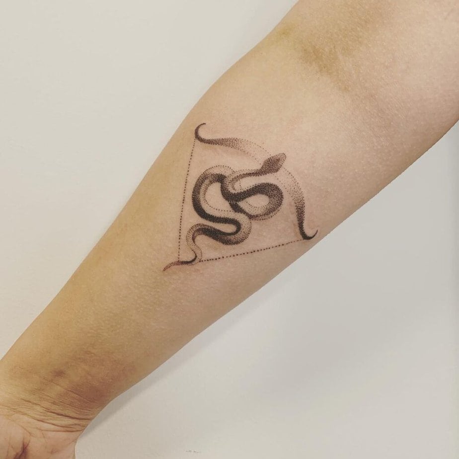 11. Ein Schütze-Tattoo mit einer Schlange