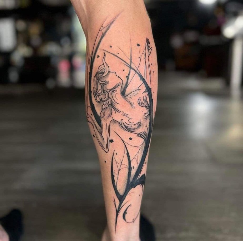 15. Ein Schütze-Tattoo auf der Rückseite des Beins