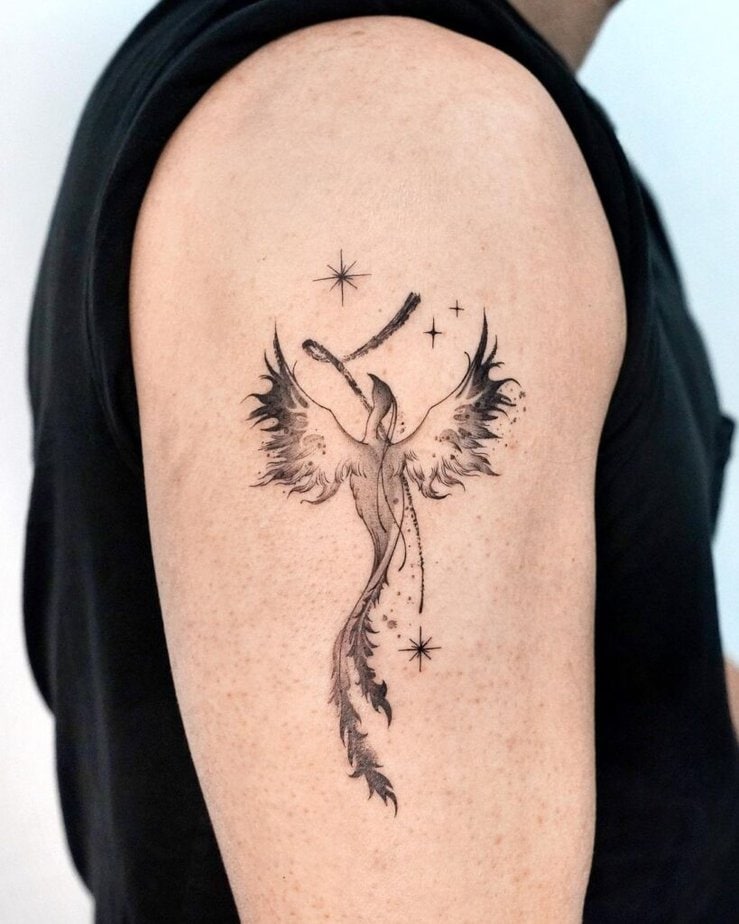 2. Ein Schütze-Tattoo mit einem Phoenix-Vogel 