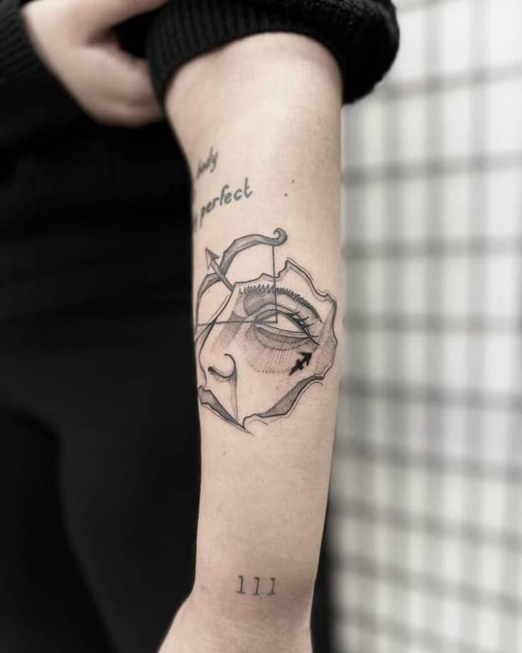 21. Ein Schütze-Tattoo auf dem Arm