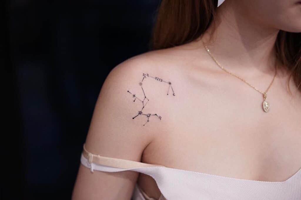 23. Ein Schütze-Sternbild-Tattoo auf der Schulter
