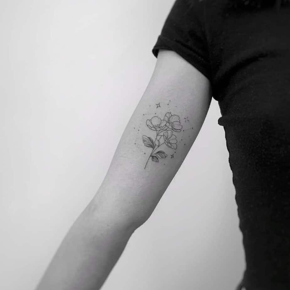 8. Ein Schütze-Sternbild-Tattoo auf dem Bizeps