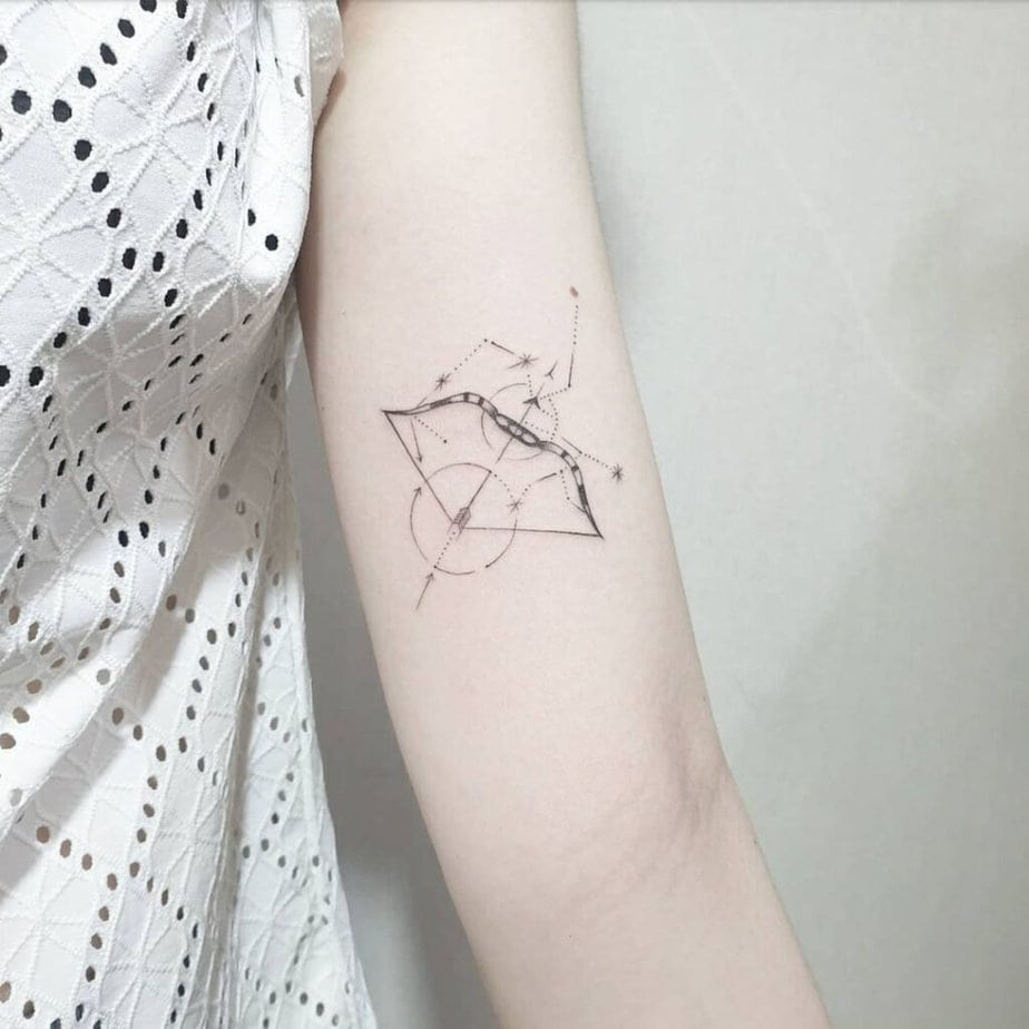 9. Ein geometrisches Schütze-Tattoo