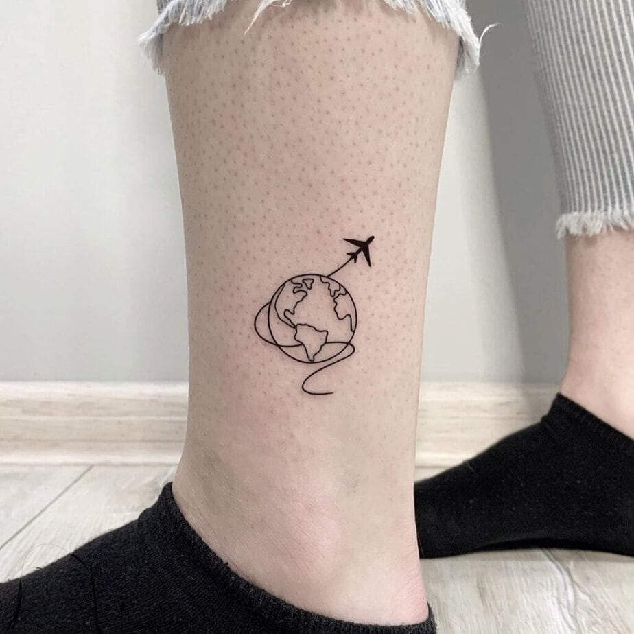 Kleines und einfaches Erde-Tattoo