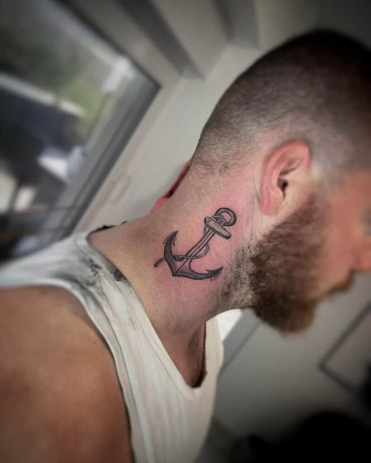 18. Ein Anker-Tattoo unterhalb des Ohrs