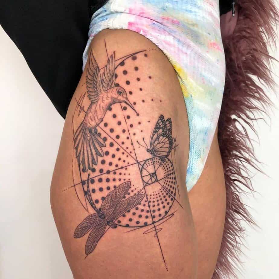 4. Ein Fibonacci-Tattoo mit einem Kolibri, einer Libelle und einem Monarchfalter