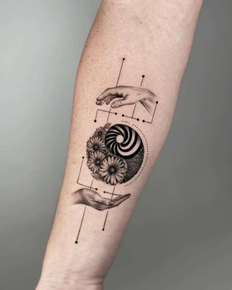5. Ein Fibonacci-Tattoo mit Blumen und geometrischen Formen