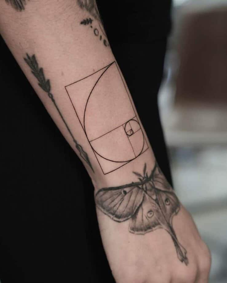 18. Ein Fibonacci-Tattoo auf der Hand