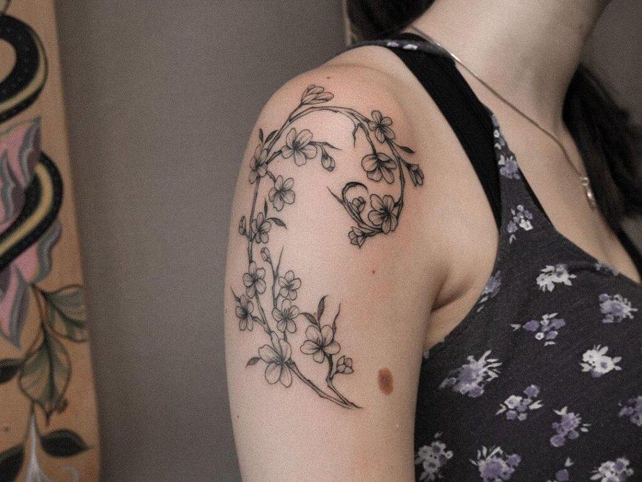 21. Ein Kirschblüten-Fibonacci-Tattoo 
