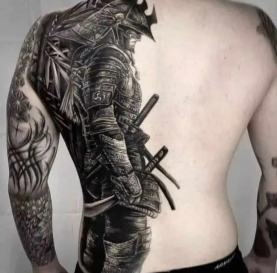 Schwarzes und graues Samurai-Tattoo