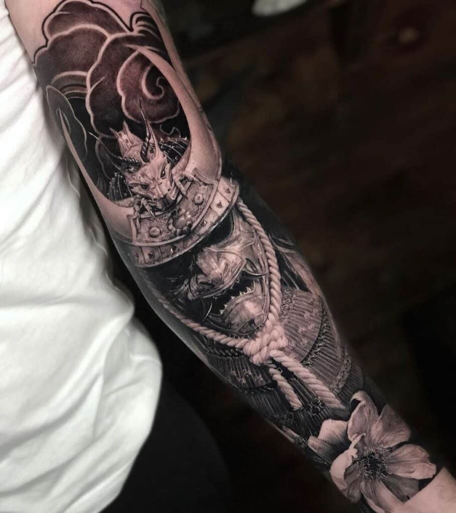 Schwarzes und graues Samurai-Tattoo
