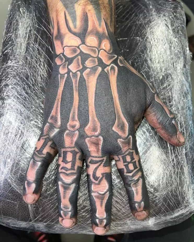 Tatsächliche Skelett-Hand-Tätowierung