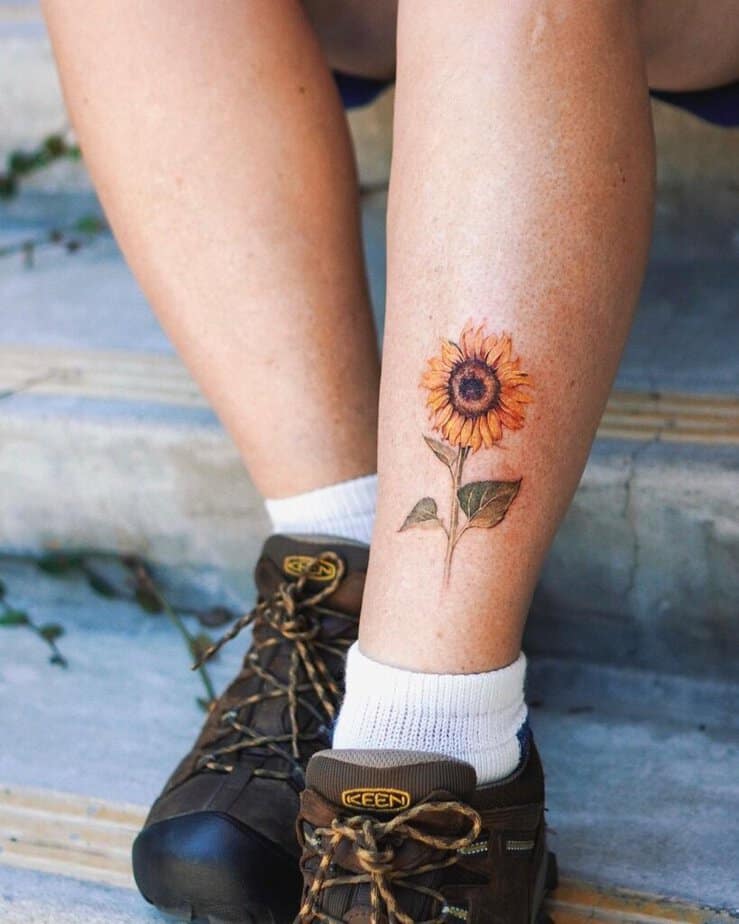 10. Eine Sonnenblumen-Tätowierung auf dem Bein