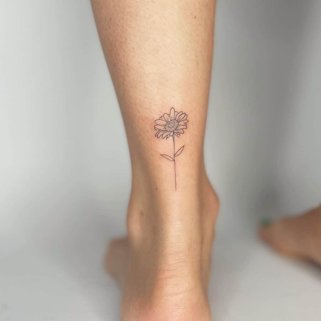 15. Eine Sonnenblumen-Tätowierung auf dem Knöchel 