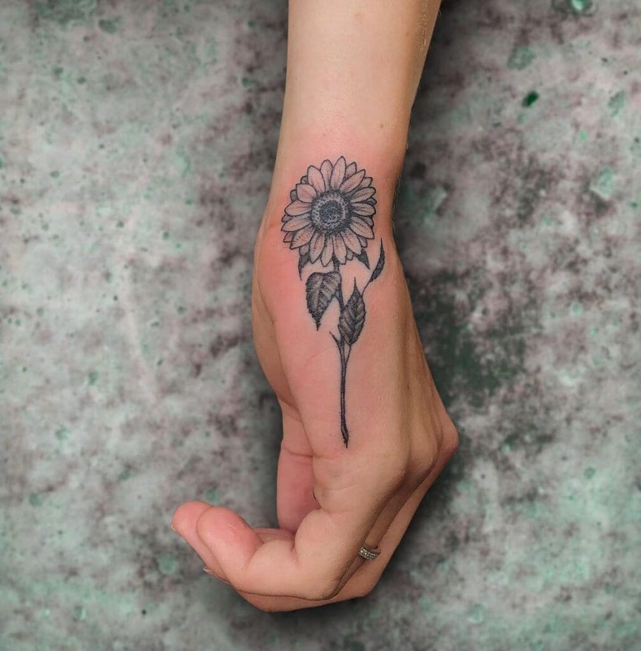 16. Eine Sonnenblumen-Tätowierung auf der Hand