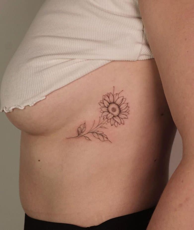 18. Eine Sonnenblumen-Tätowierung auf dem Brustkorb