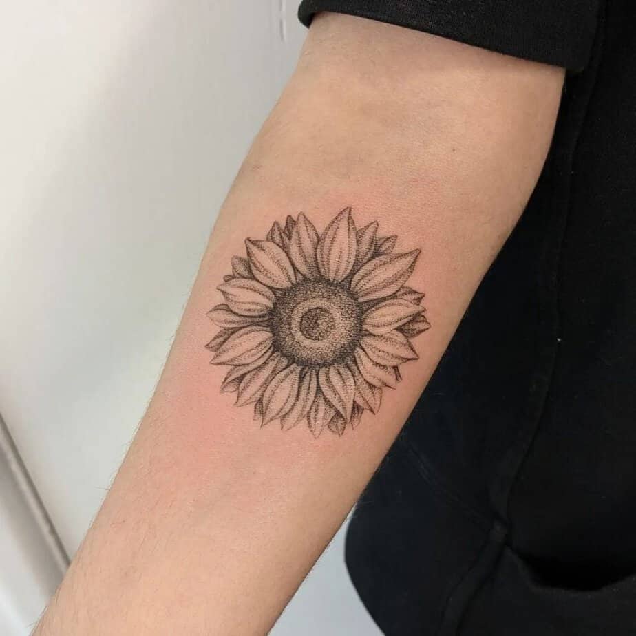 2. Ein großes, auffälliges Sonnenblumen-Tattoo