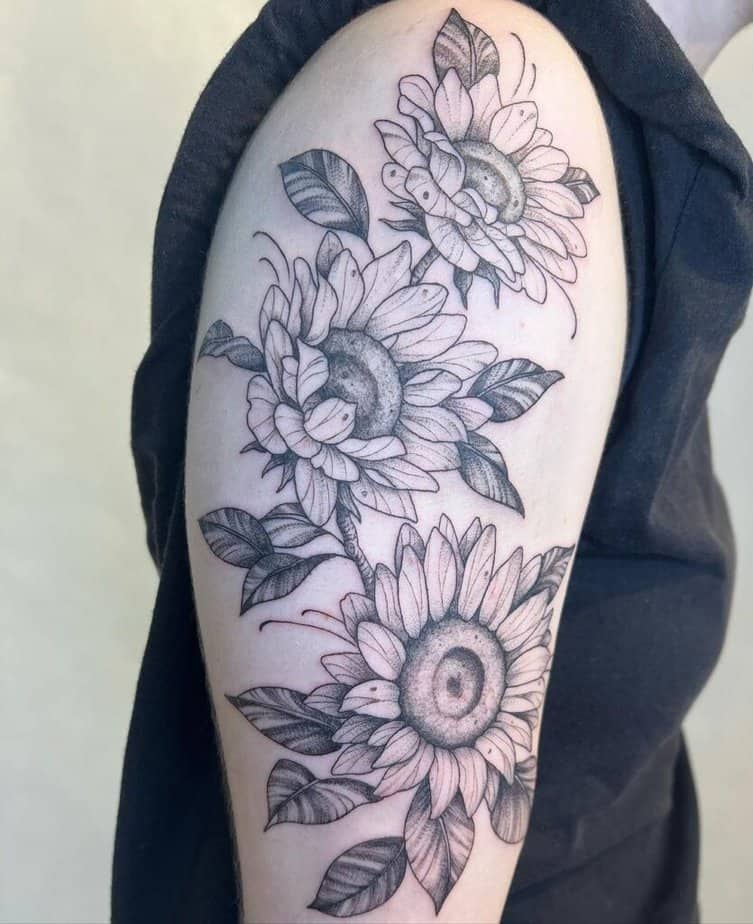 20. Ein Sonnenblumen-Tattoo-Ärmel in Schwarzarbeit 