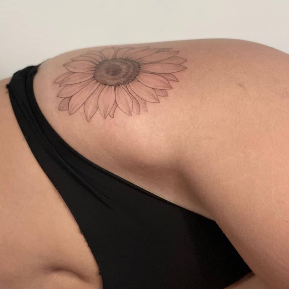 4. Ein Sonnenblumen-Tattoo auf der Hüfte 