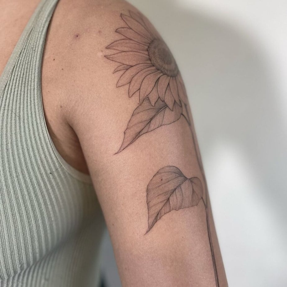 6. Eine Sonnenblumen-Tätowierung auf dem Oberarm