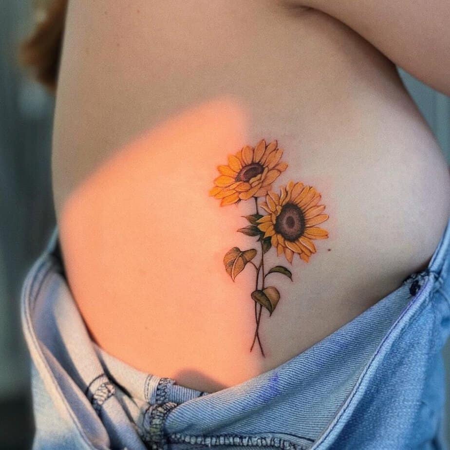 8. Eine klassische Sonnenblumen-Tätowierung auf dem Brustkorb