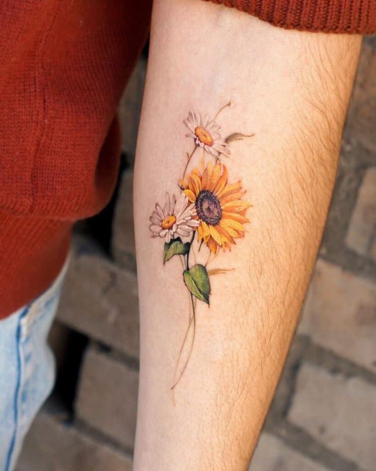 9. Ein Gänseblümchen- und Sonnenblumenstrauß-Tattoo