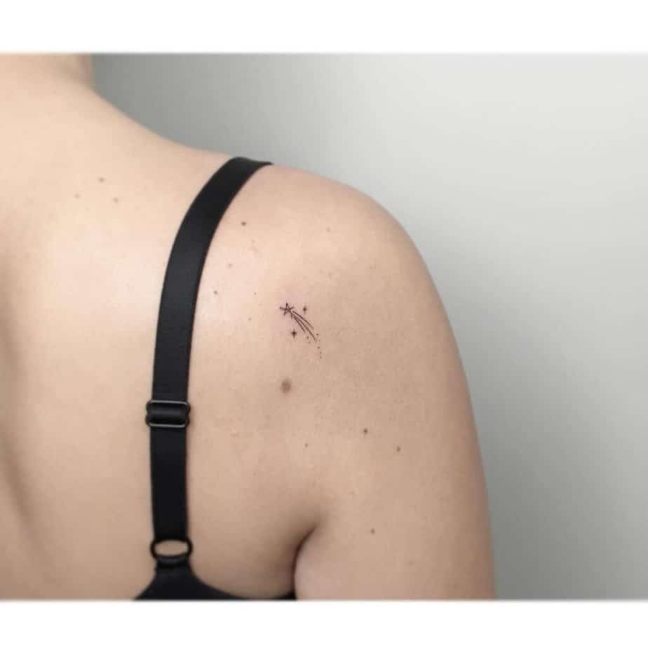 8. Eine Sternschnuppen-Tätowierung auf der Rückseite der Schulter