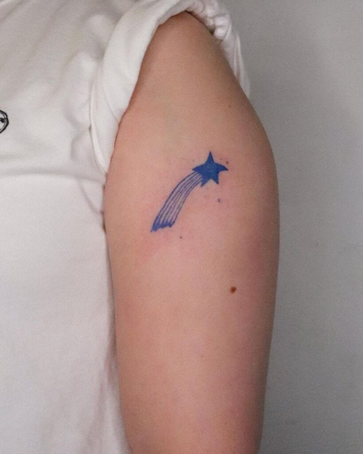 19. Eine Sternschnuppen-Tätowierung mit blauer Tinte