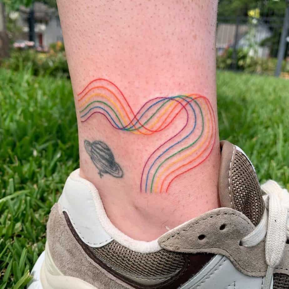 14. Ein verschnörkeltes Regenbogen-Tattoo am Knöchel 