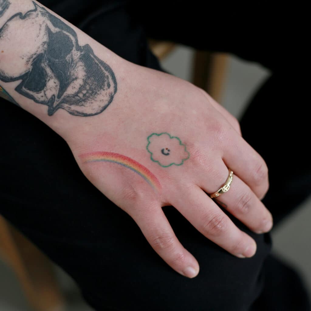 2. Ein Regenbogen-Tattoo auf der Hand 