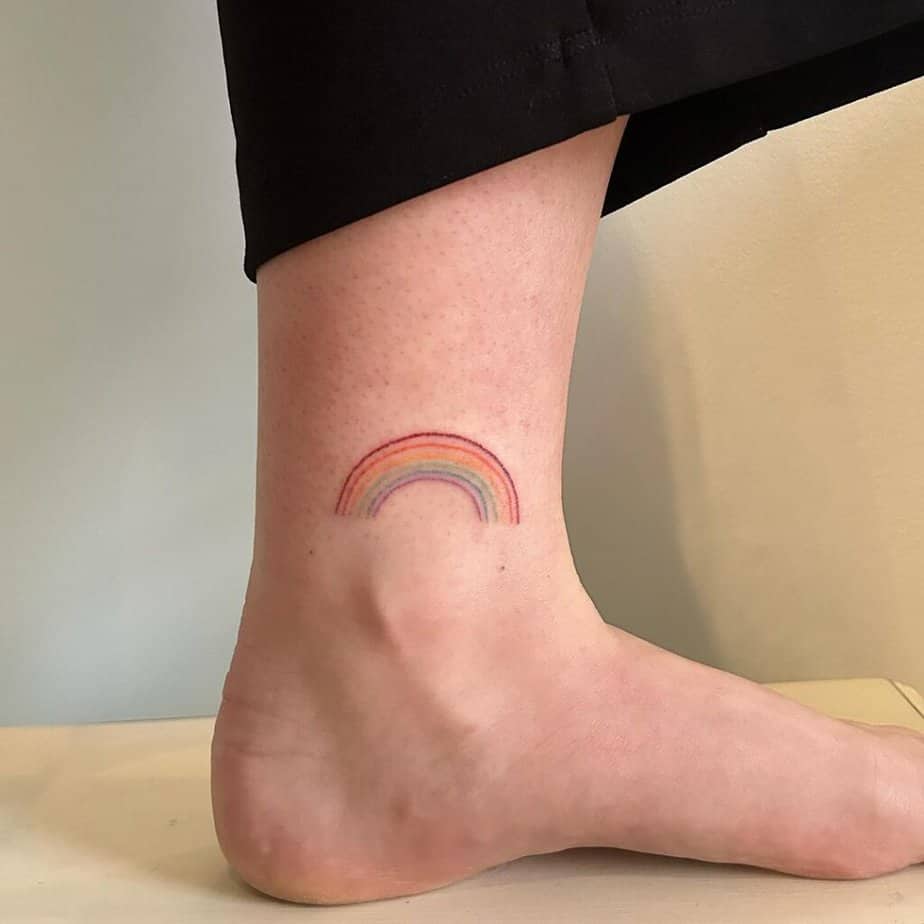 20. Eine Tätowierung eines Regenbogens auf dem Knöchel