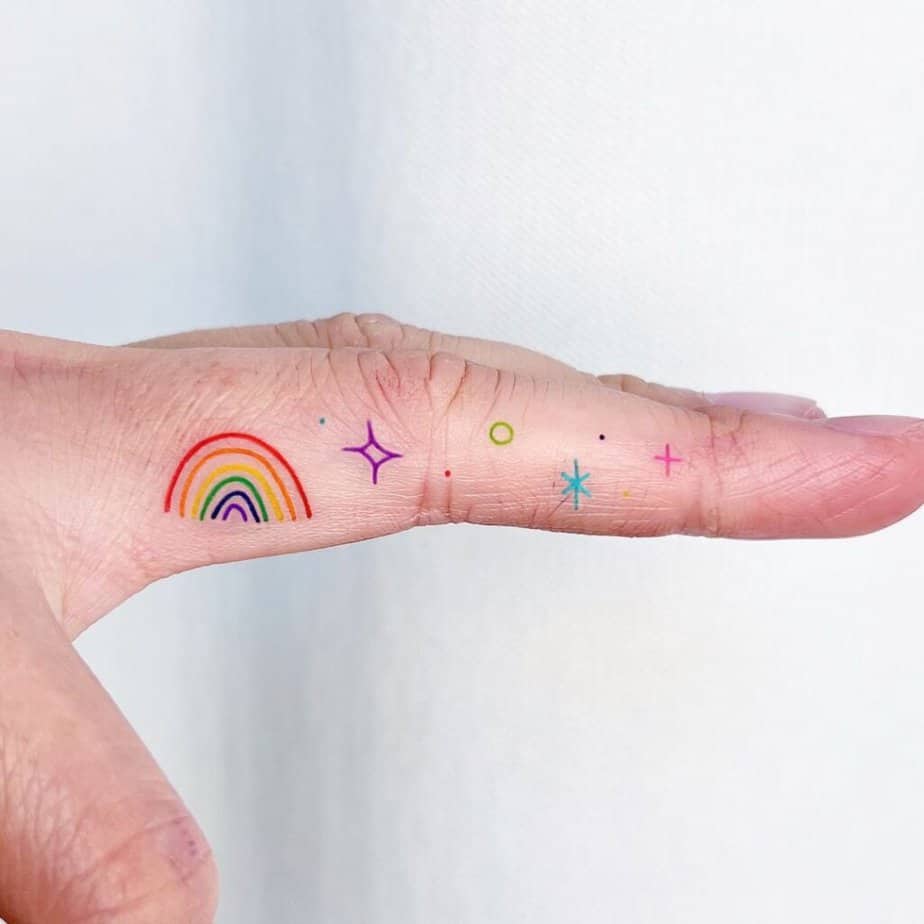 21. Ein Regenbogen-Tattoo auf dem Finger