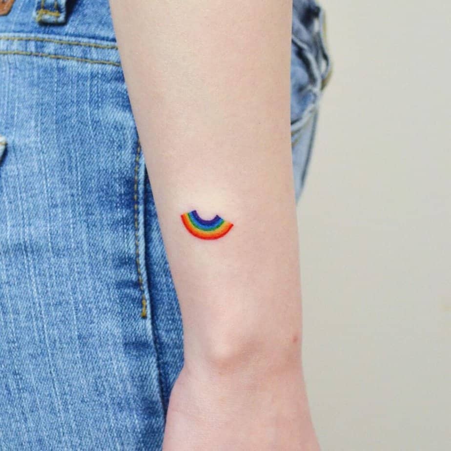 3. Ein Regenbogen-Tattoo am Handgelenk