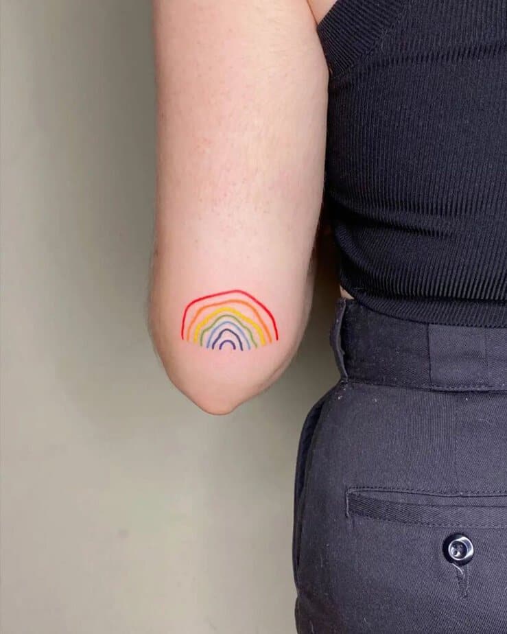 5. Eine Tätowierung eines Regenbogens auf der Rückseite des Arms