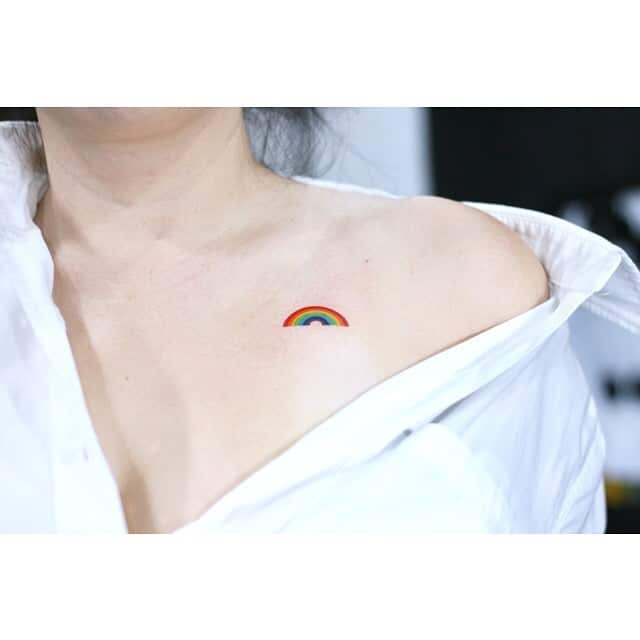 8. Ein Regenbogen-Tattoo auf dem Schlüsselbein