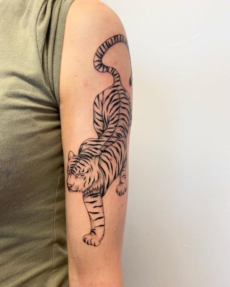11. Ein Tiger-Tattoo mit Linienmuster auf dem Oberarm