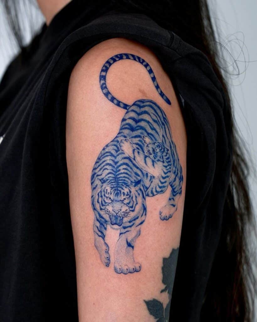 13. Ein blauer Tinten-Tiger auf dem Oberarm