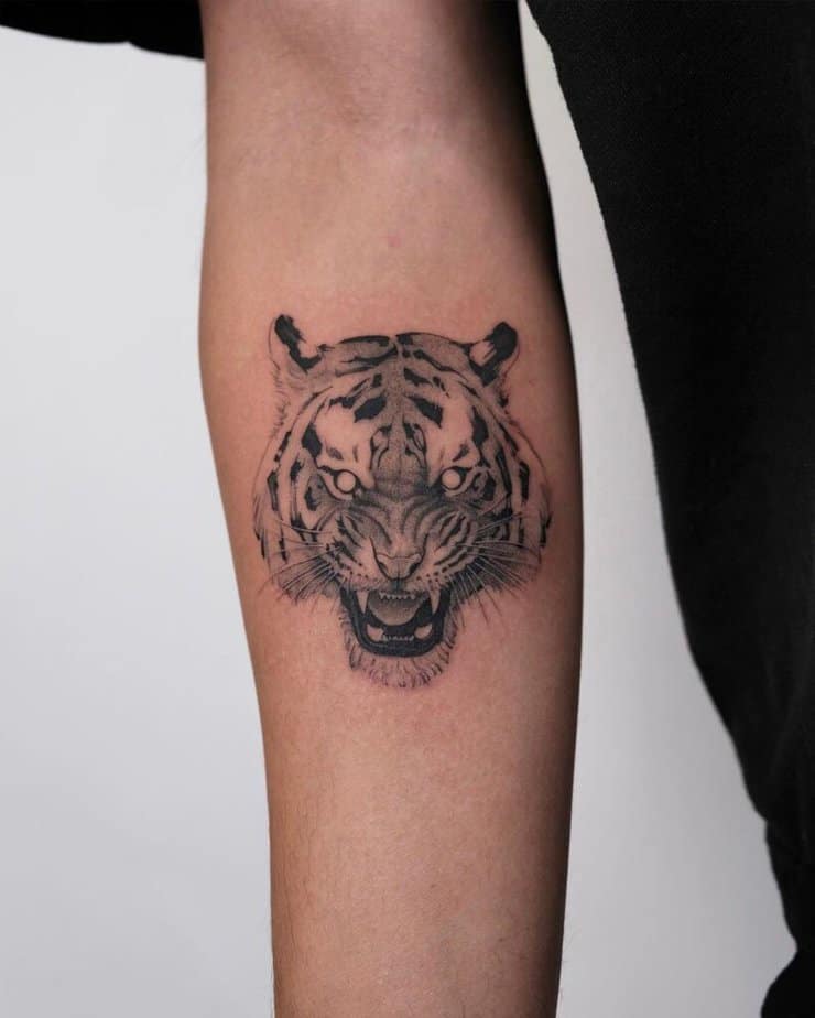 18. Ein brüllender Tiger auf dem Unterarm