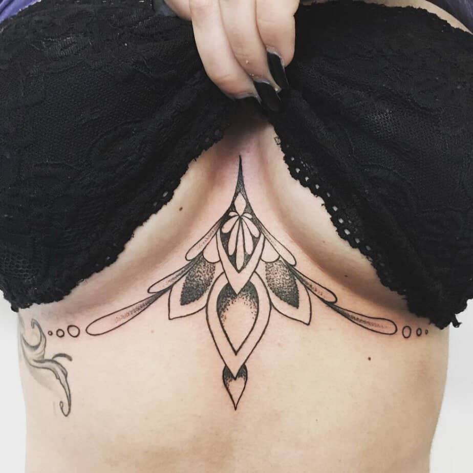 Mandala unter Brust Tattoo Ideen