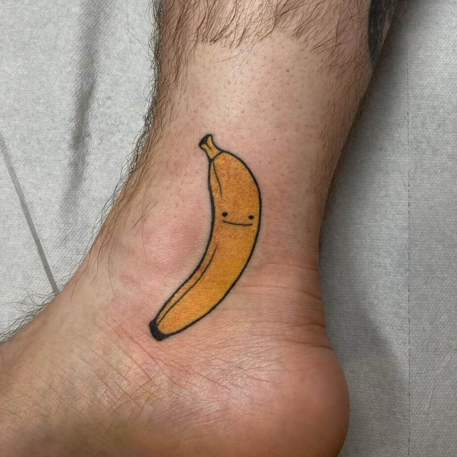 14. Eine Tätowierung einer lächelnden Banane auf dem Knöchel 