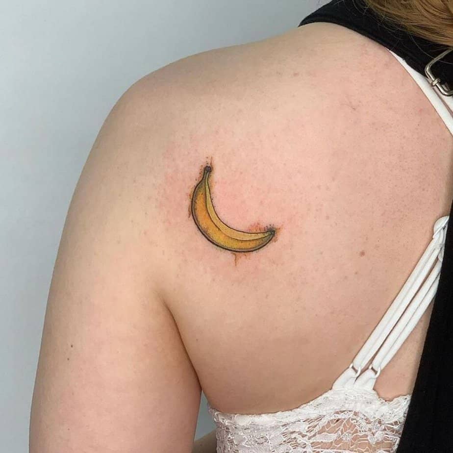 15. Eine Bananen-Tätowierung auf dem Rücken