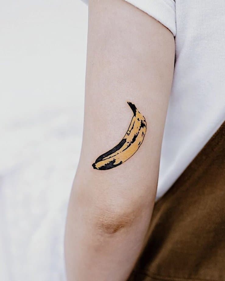 16. Eine Tätowierung einer reifen Banane auf der Rückseite des Arms