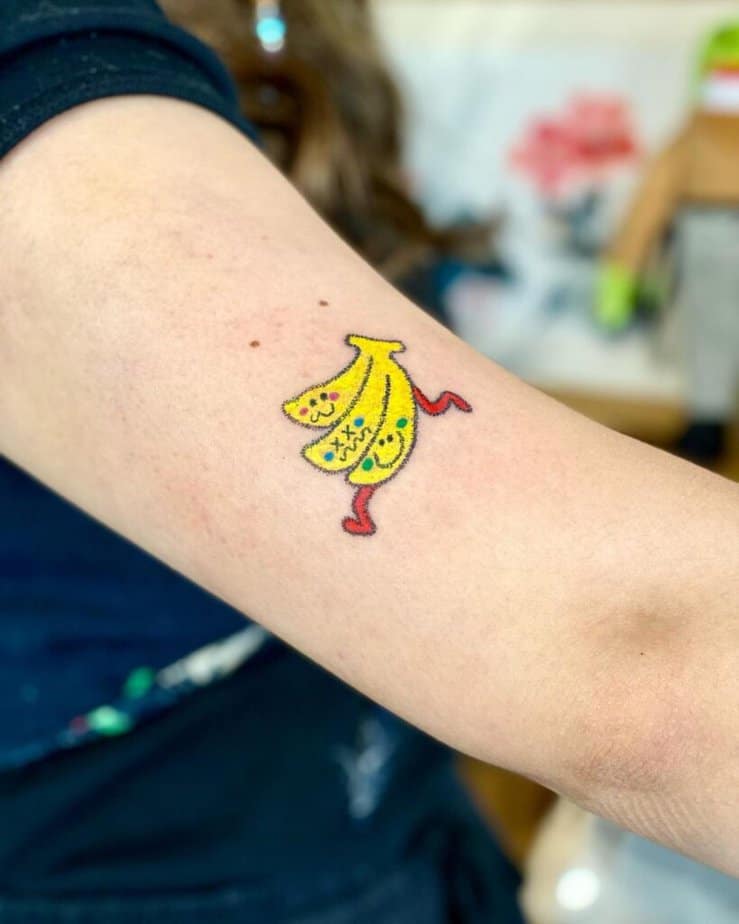 23. Ein buntes Bananenmann-Tattoo 