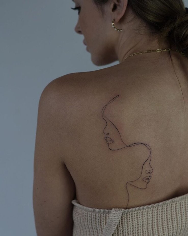 13. Ein Rücken-Tattoo im Line-Art-Stil 