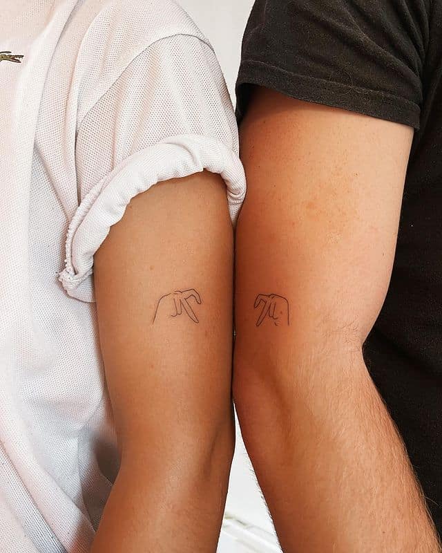 10. Herzförmige Tattoos für Paare