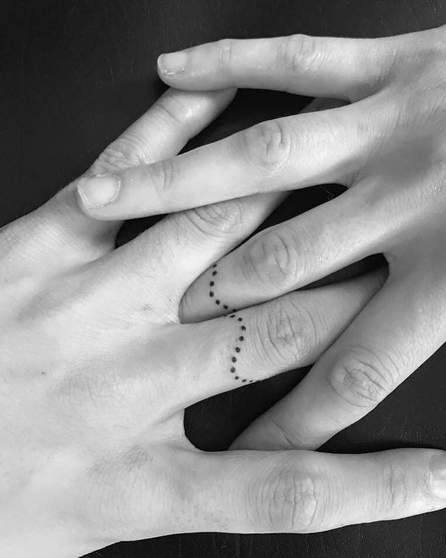 21. Trendige Fingertattoos für Paare