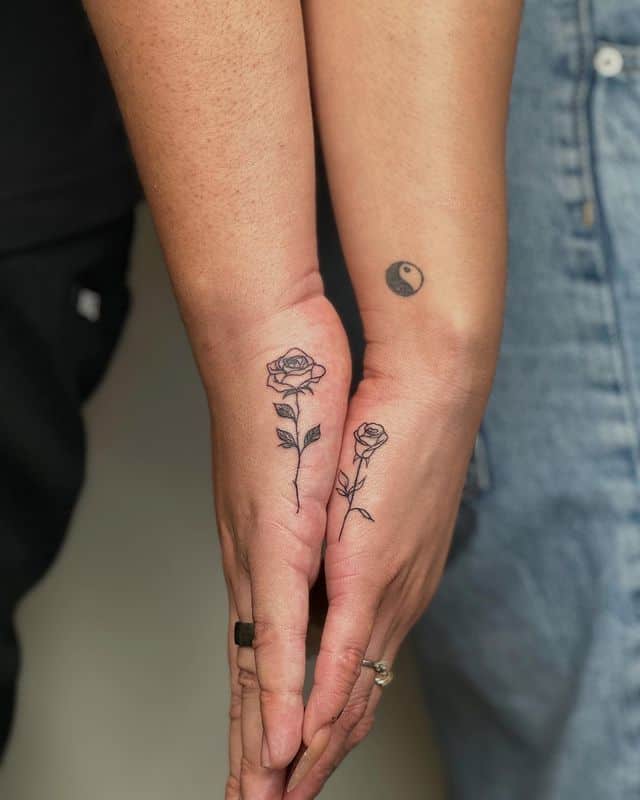 8. Wunderschöne Rosenpaar-Tattoos