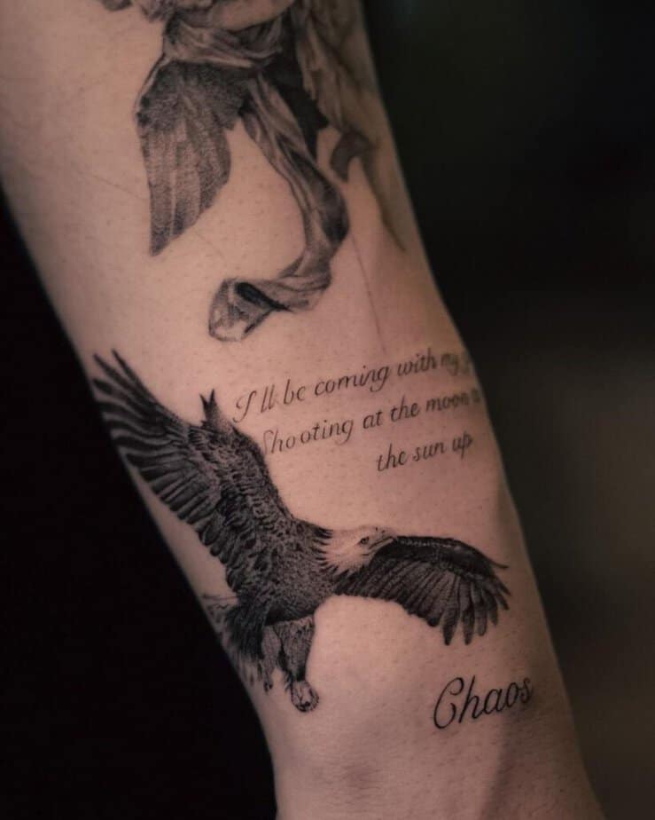 Detailliertes schwarz-graues Adler-Tattoo