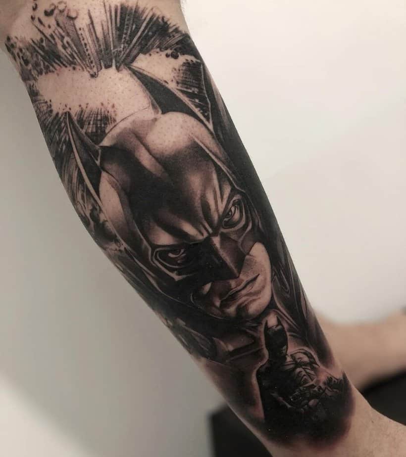 Schwarzes und graues Batman-Tattoo